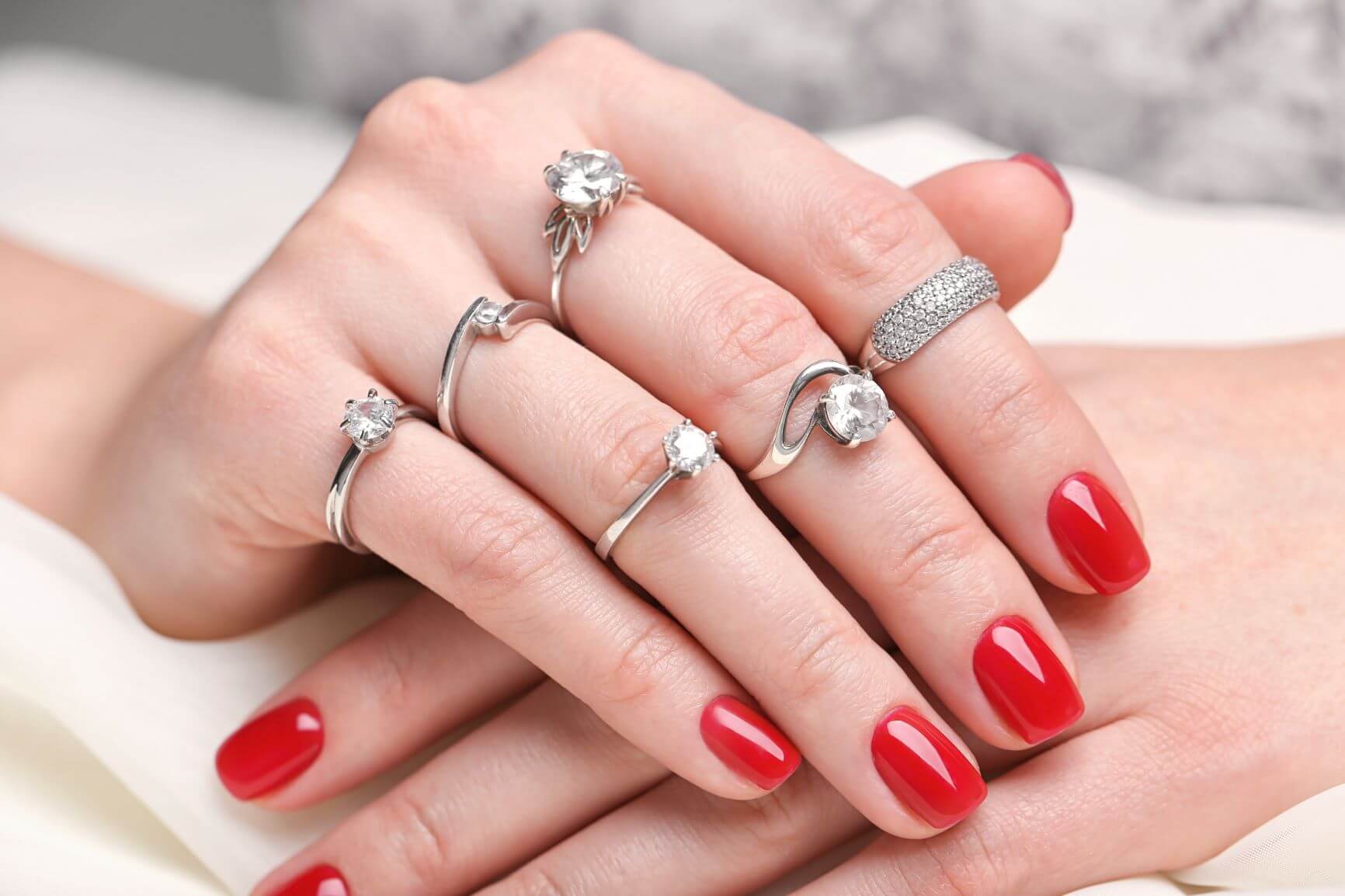 How to pick the perfect engagement ring 1 pick the perfect engagement ring