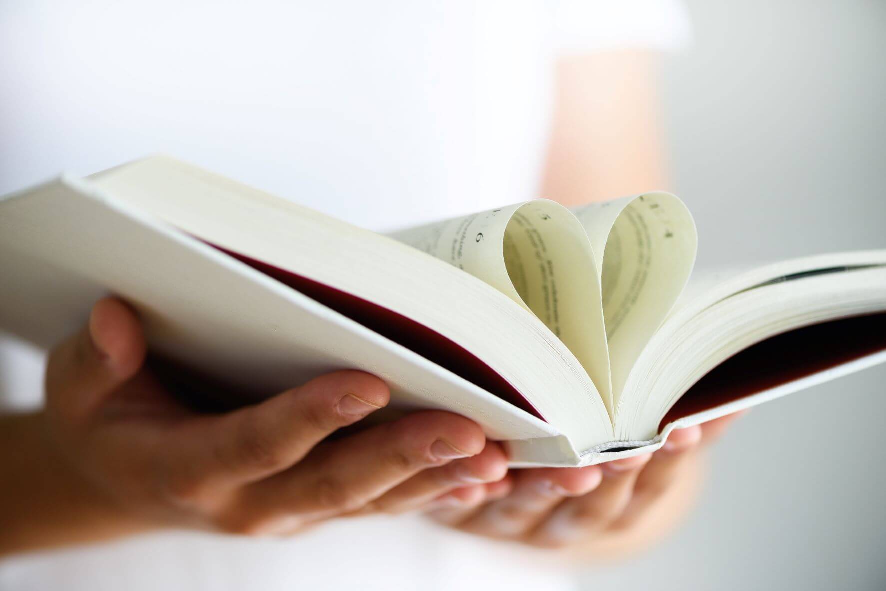 10 Romantic Readings For Your Wedding Ceremony 1 potry reading at wedding