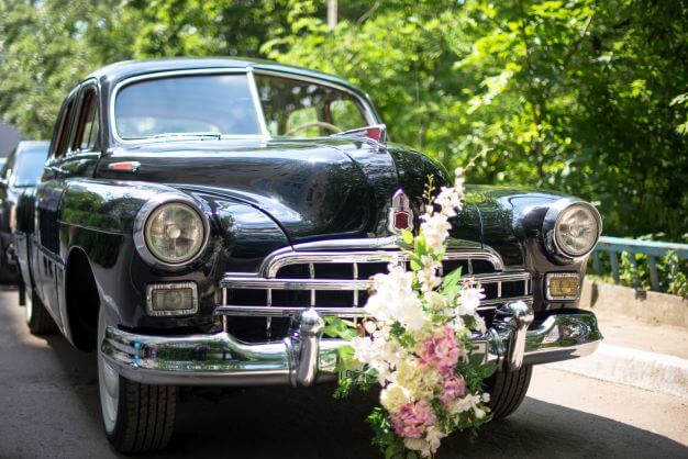 How to Make Your Partner Feel Included On Your Wedding Day in 8 Easy Steps 2 retro wedding car